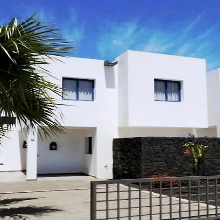Playa Blanca Sleeps 6 Pool Wifi Villa